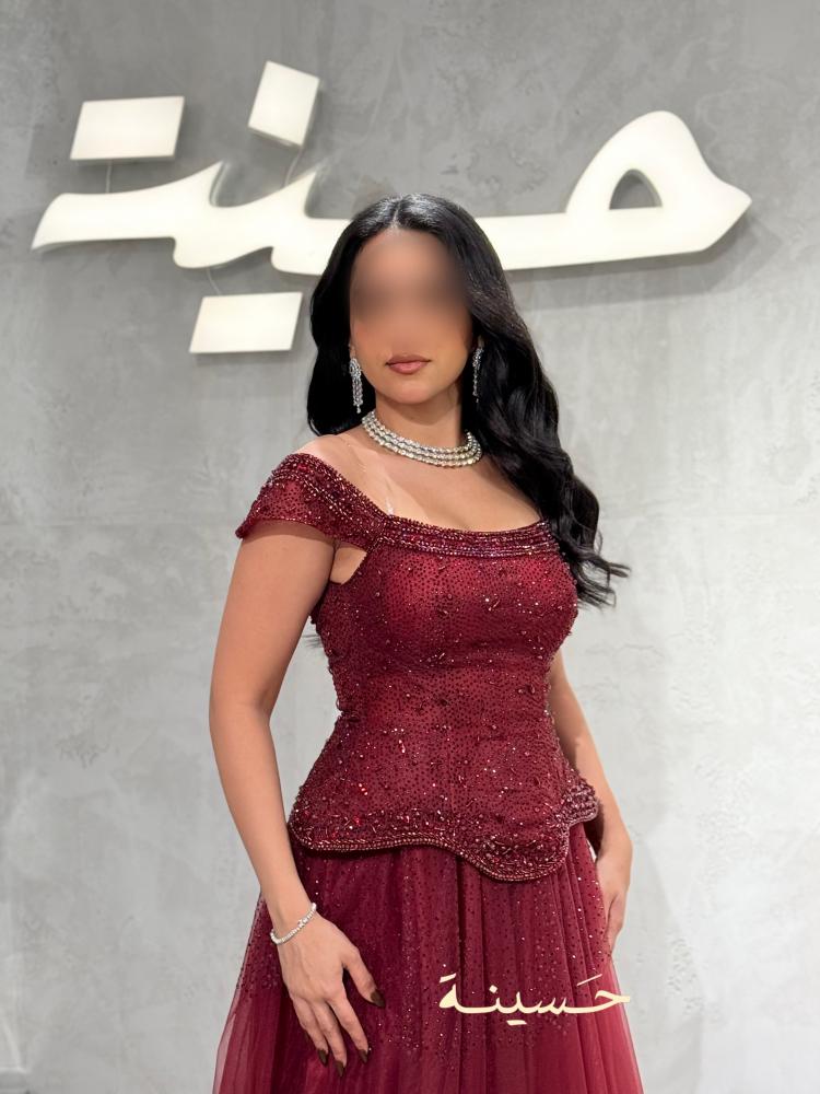 فستان تول عقيقي مطرز بالكامل بتفاصيل لامعة