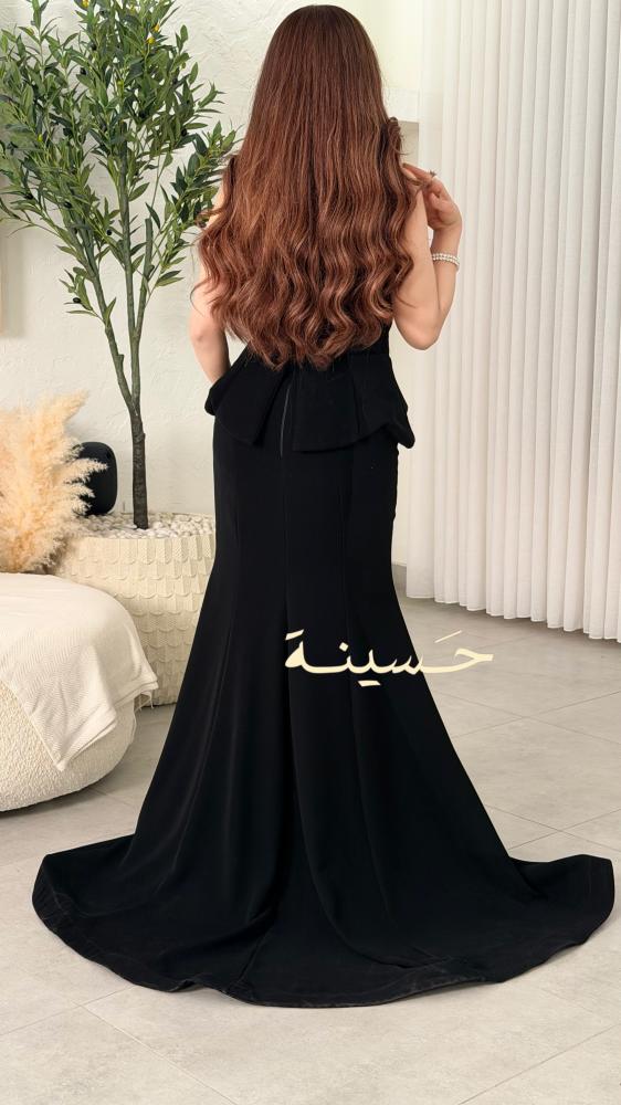 فستان أسود بتفاصيل ألماسية راقية