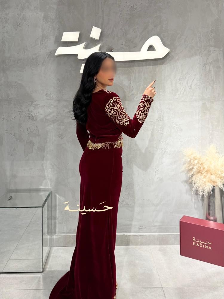 طقم مخملي بلون عودي بتطريز ذهبي