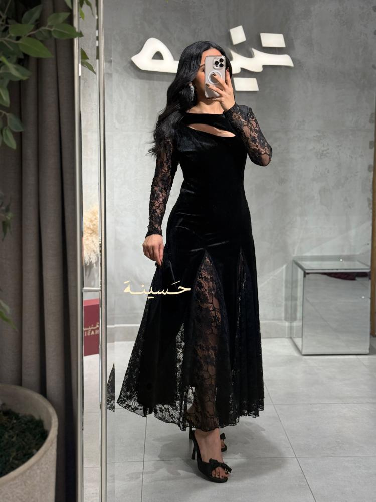 فستان أسود مخملي بتفاصيل دانتيل فاخرة