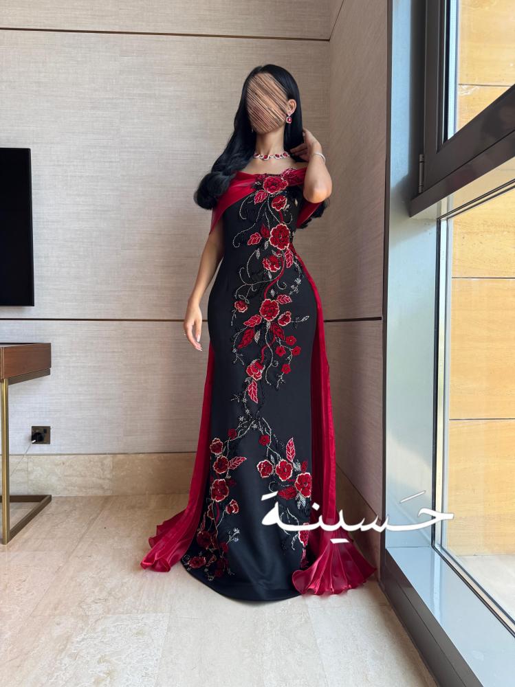 فستان تول أسود مطرّز بالورد الأحمر