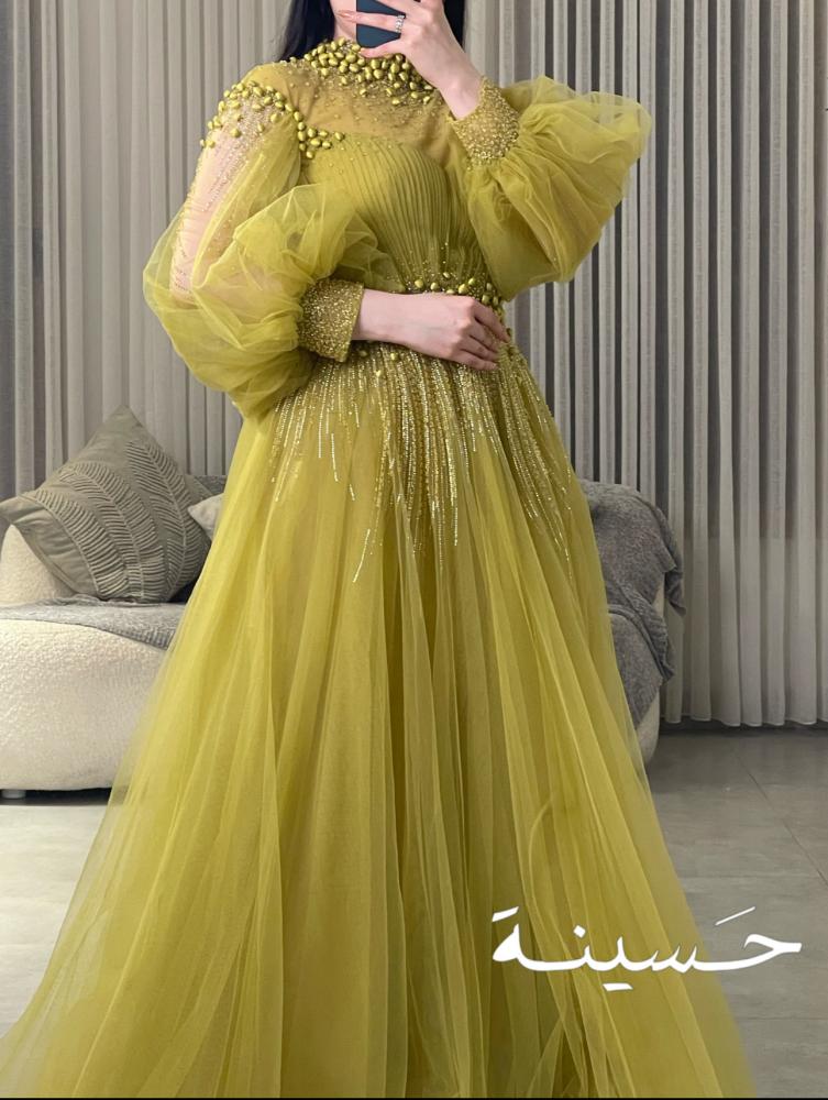 فستان تول زيتي مطرز بالخرز والكريستال