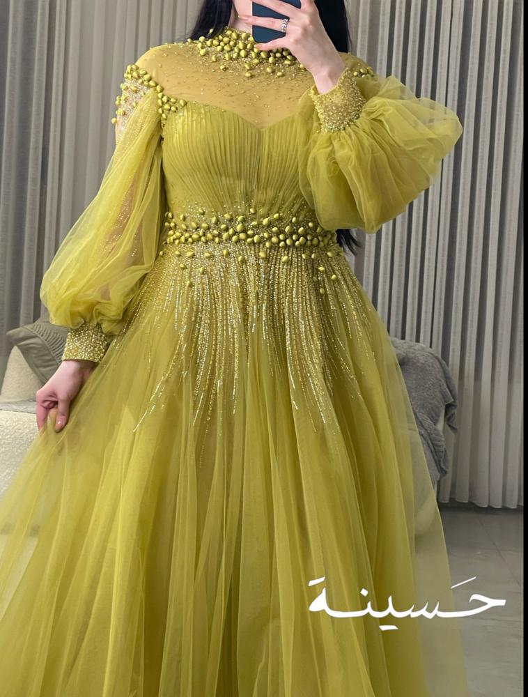 فستان تول زيتي مطرز بالخرز والكريستال