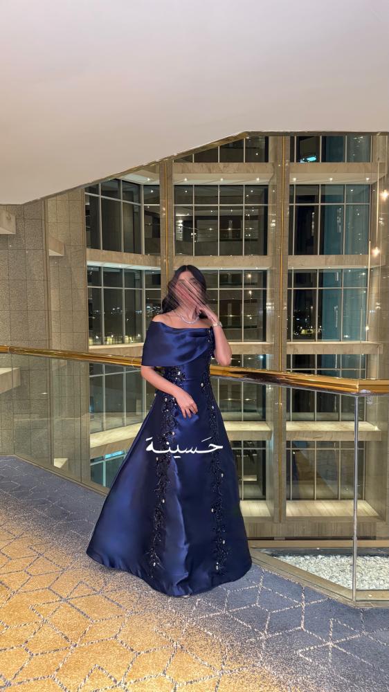 فستان سهرة ساتان كحلي مزين بتفاصيل ناعمة