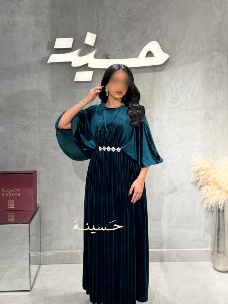 فستان مخملي زمردي بتصميم انسيابي
