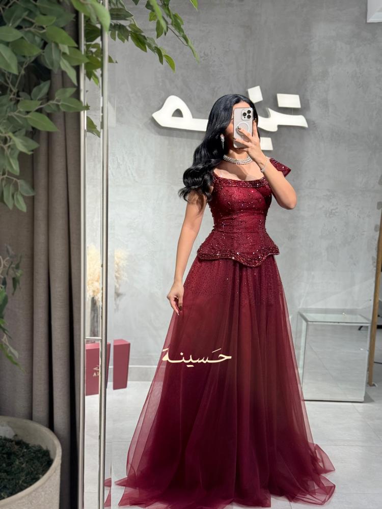 فستان تول عقيقي مطرز بالكامل بتفاصيل لامعة