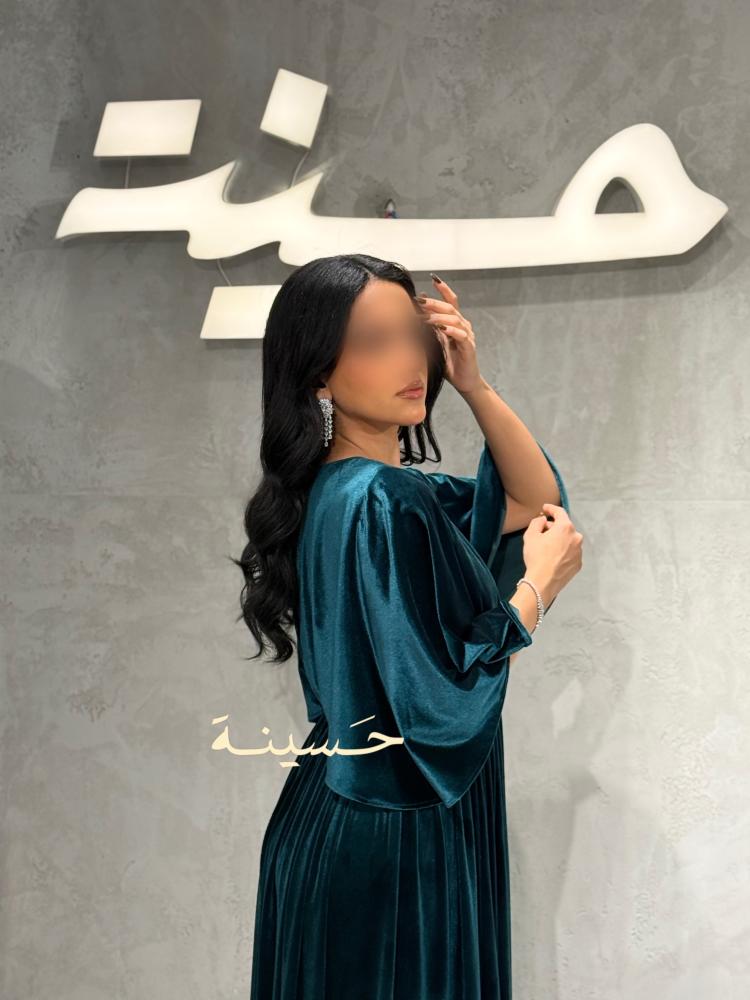 فستان مخملي زمردي بتصميم انسيابي