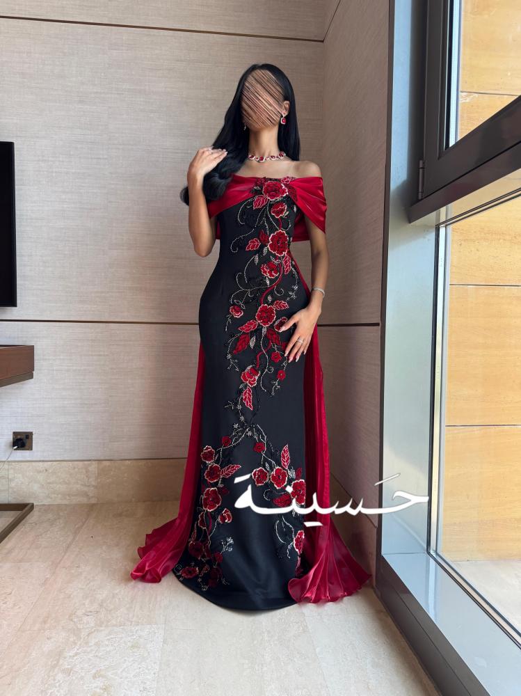 فستان تول أسود مطرّز بالورد الأحمر