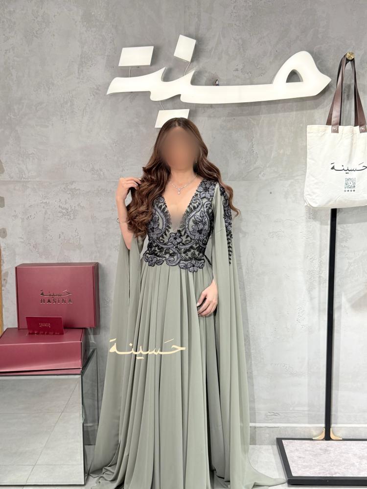 فستان سهرة فاخر بلون زيتي ناعم بتطريز أسود