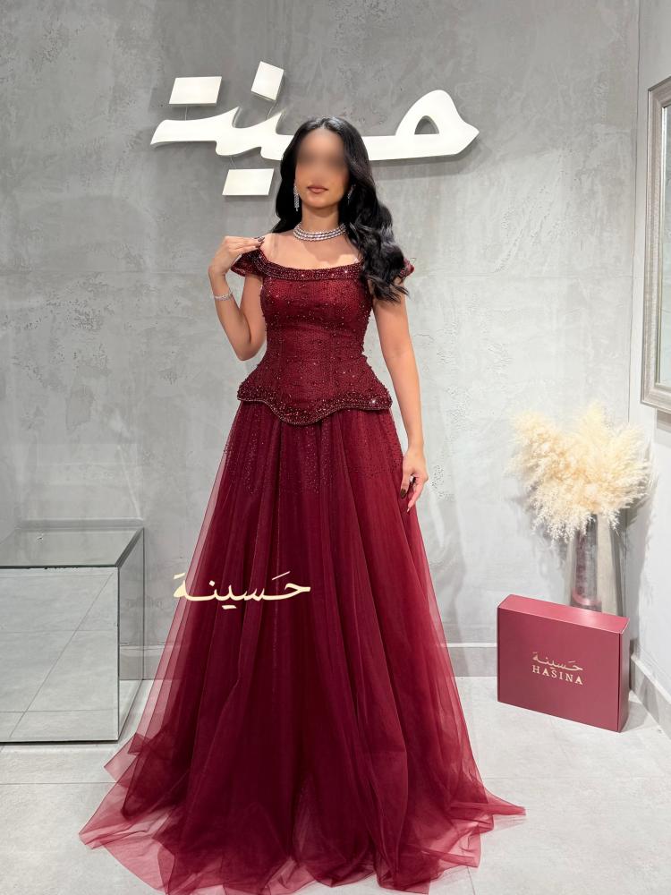 فستان تول عقيقي مطرز بالكامل بتفاصيل لامعة