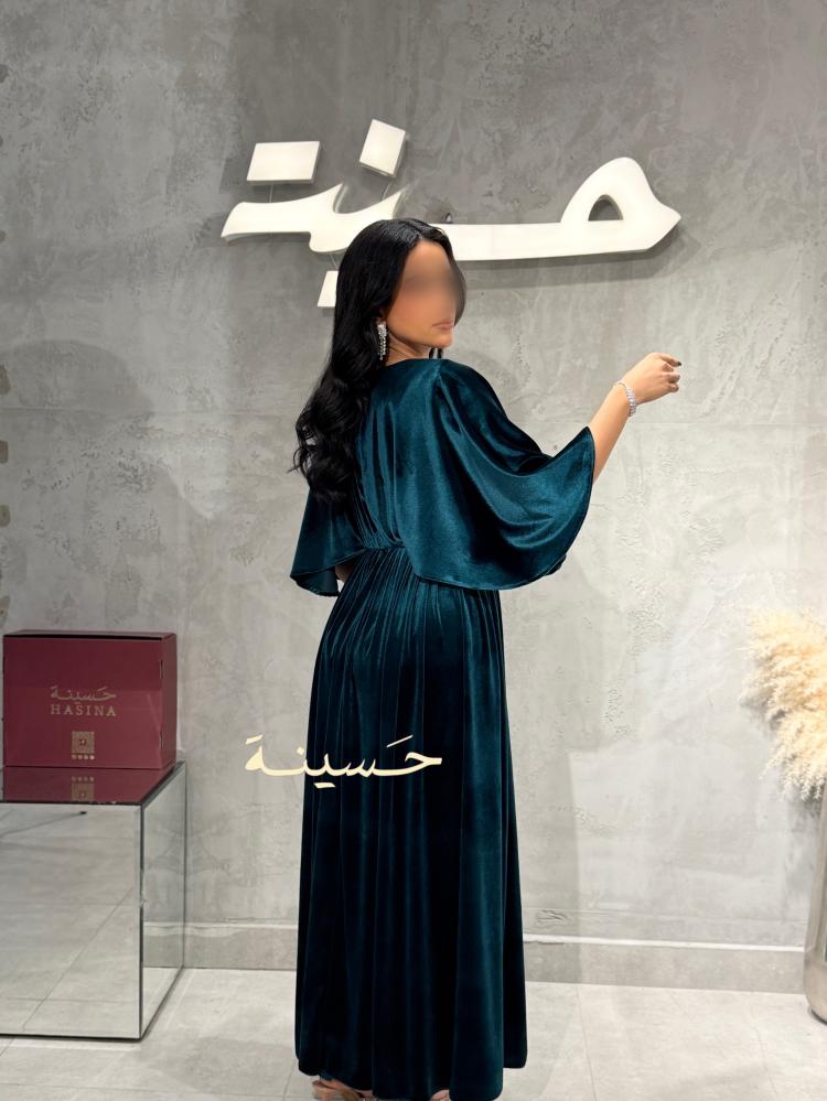 فستان مخملي زمردي بتصميم انسيابي