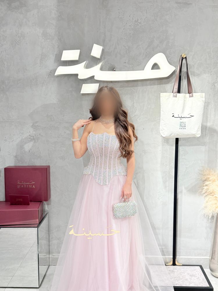فستان بتصميم كورسيه فاخر مطرّز بالكريستالات اللامعة