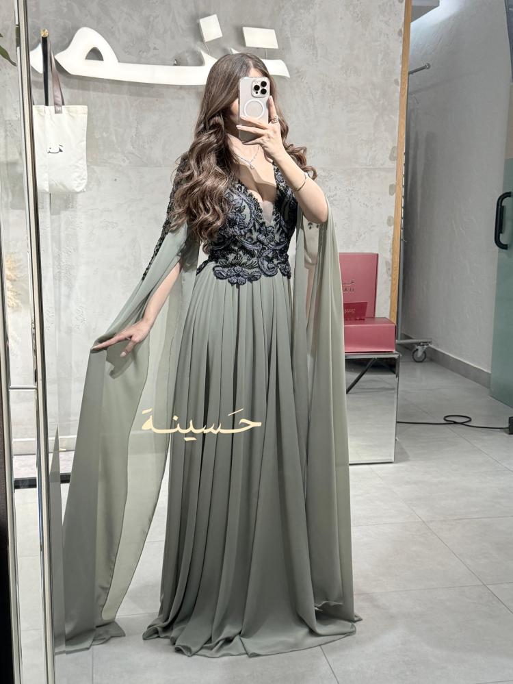 فستان سهرة فاخر بلون زيتي ناعم بتطريز أسود
