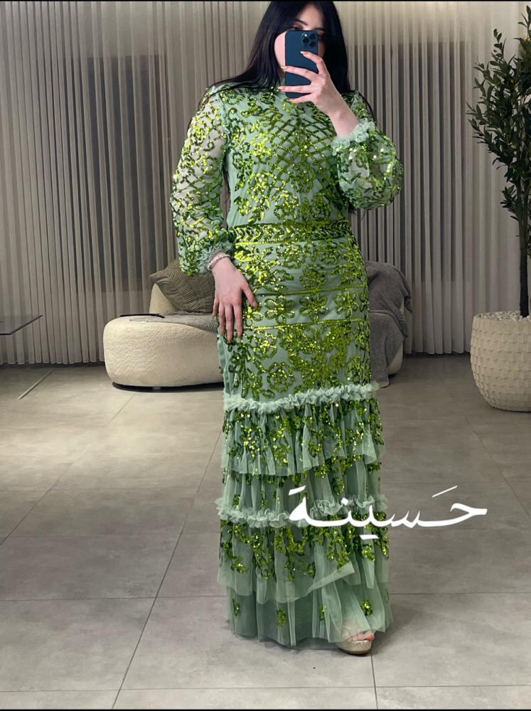 فستان تول أخضر مطرز بالترتر اللامع