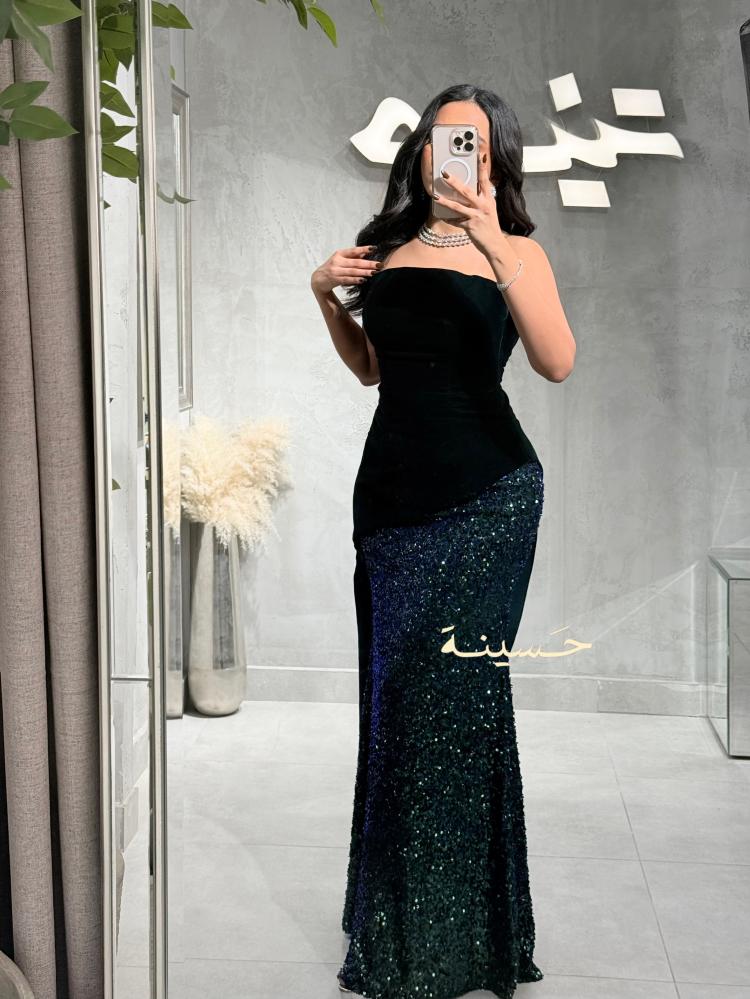 طقم مخملي زيتي بتفاصيل ترتر متدرج يلمع