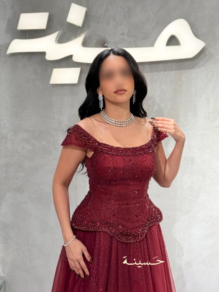 فستان تول عقيقي مطرز بالكامل بتفاصيل لامعة