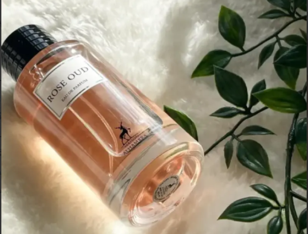 عطر عود من متجر الجابرين في السعودية بجانبها غصن اخضر