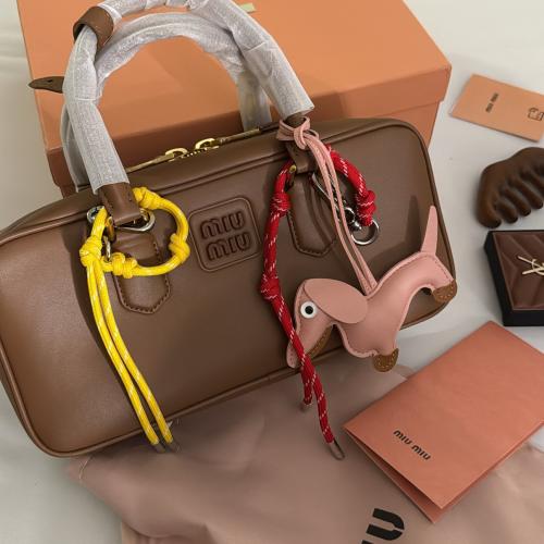 ميو ميون بني فاتح سايز ٢٧ مع التشارمز