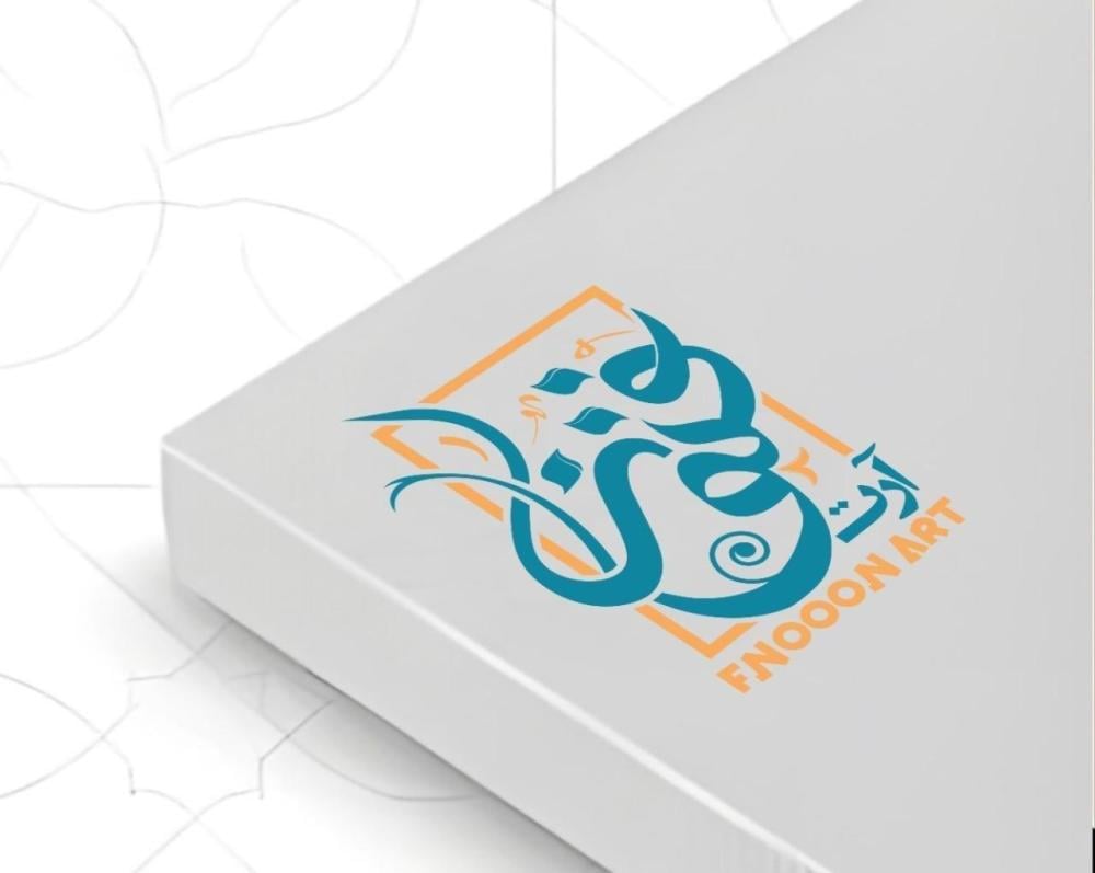 فن تجريدي ثلاثي الأبعاد لزهرة بيضاء كبيرة ذات مركز ذهبي، مع خلفية داكنة