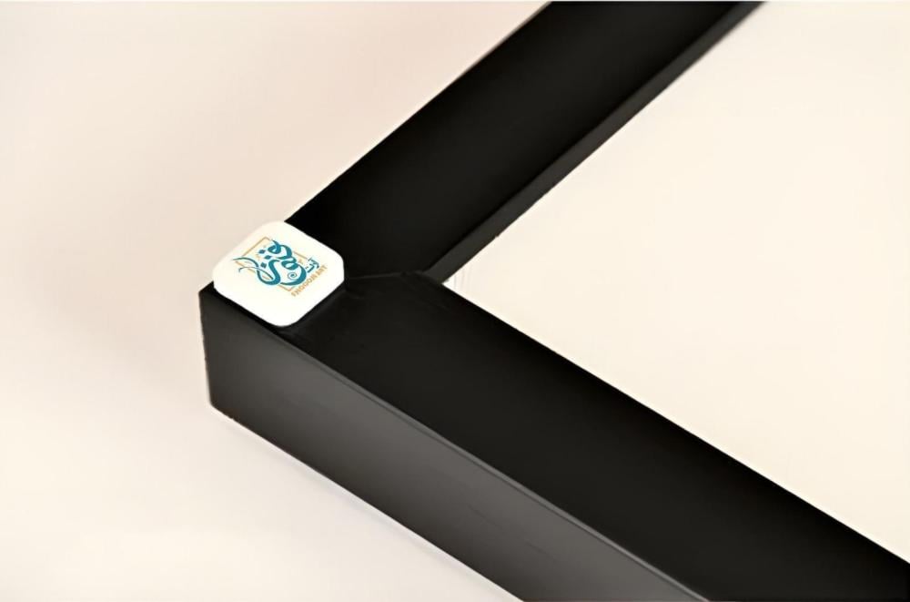 فن تجريدي ثلاثي الأبعاد لزهرة بيضاء كبيرة ذات مركز ذهبي، مع خلفية داكنة