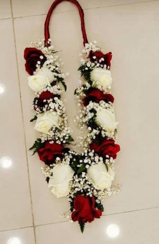 عقد احمر وابيض