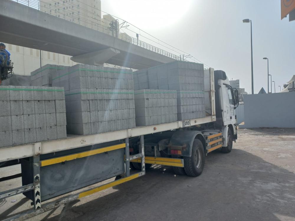خدمة توريد مواد البناء: كيف يضمن مصنع العمري سرعة التوصيل وجودة التسليم للمشاريع الإنشائية؟
