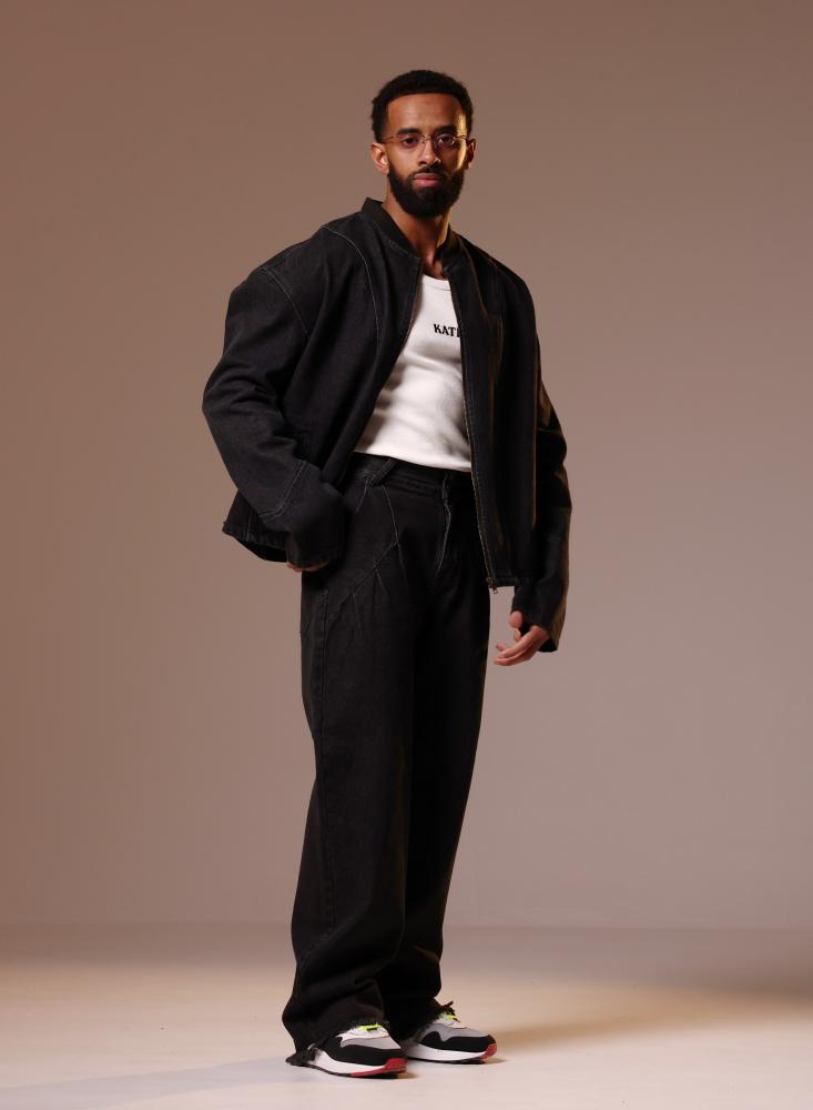 بنطلون بلون اسود واسع للجنسين بتصميم عصري جدا