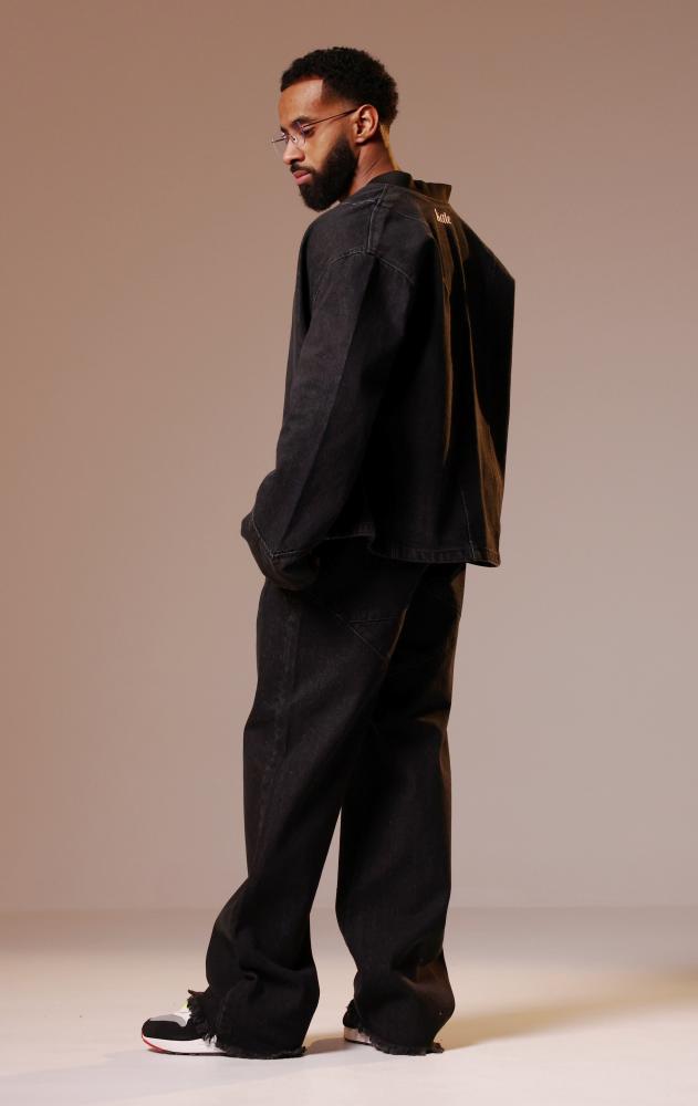 بنطلون بلون اسود واسع للجنسين بتصميم عصري جدا