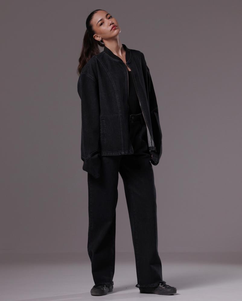 بنطلون بلون اسود واسع للجنسين بتصميم عصري جدا