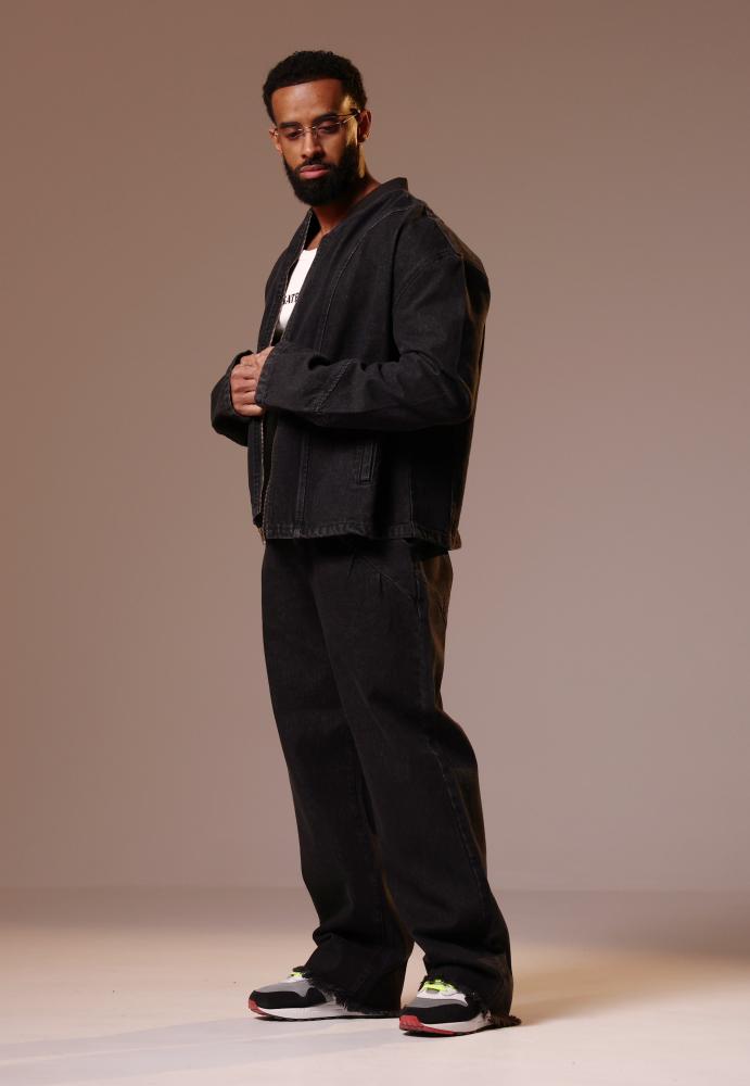 بنطلون بلون اسود واسع للجنسين بتصميم عصري جدا