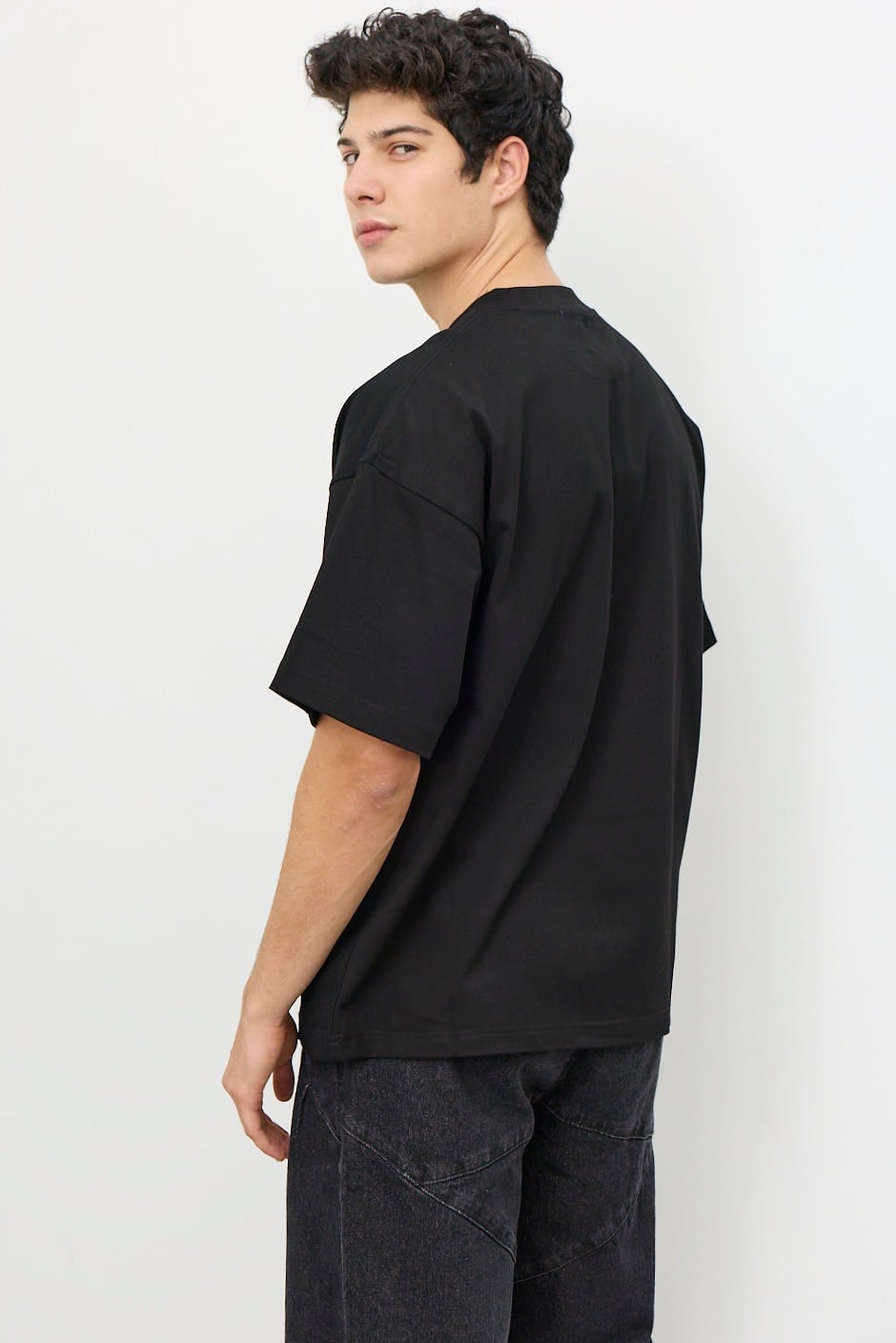 KATE BLACK T-SHIRT