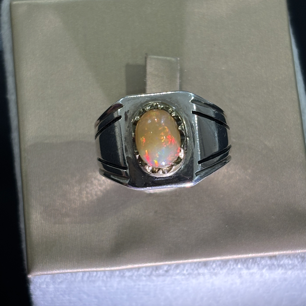 خاتم حجر الاوبال