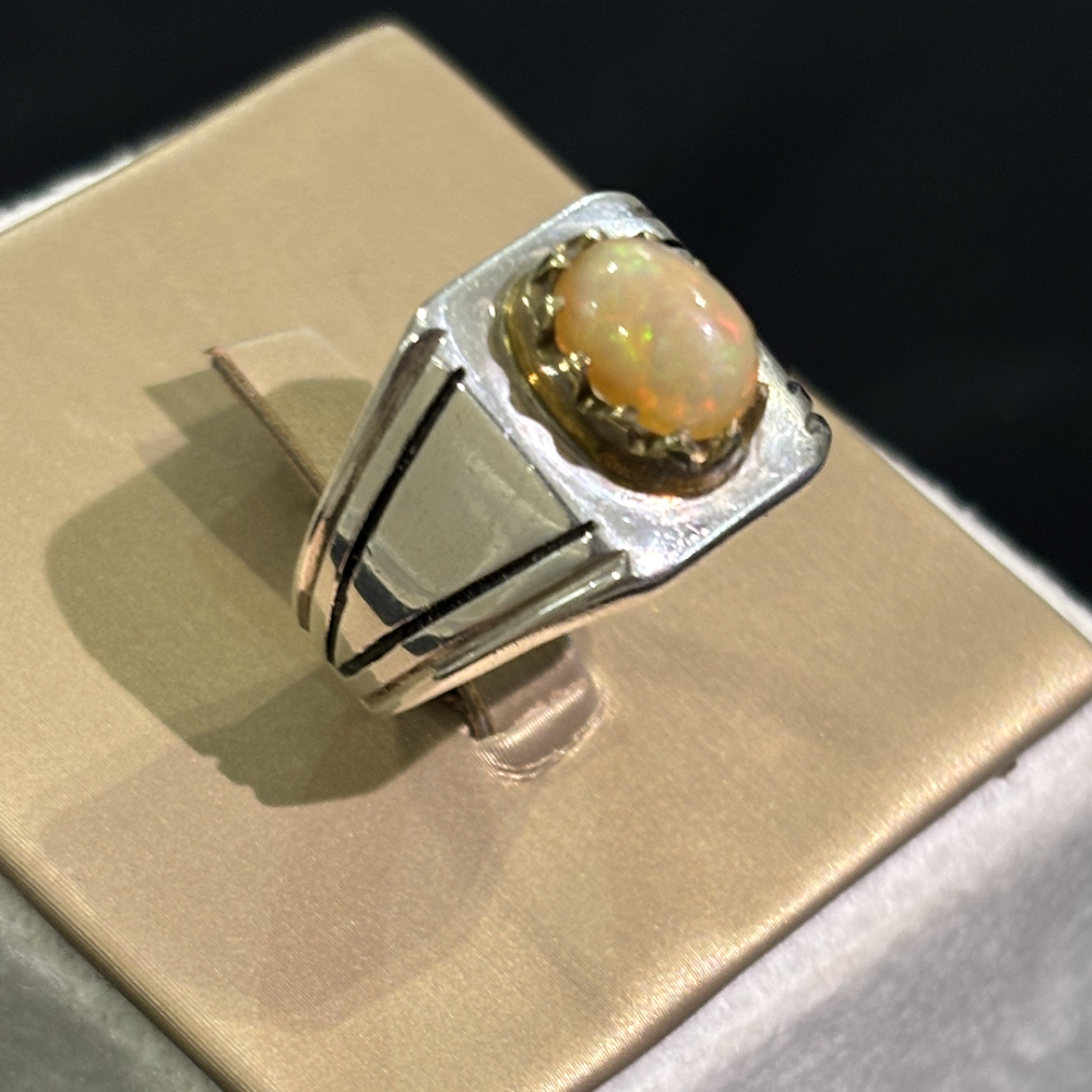 خاتم حجر الاوبال