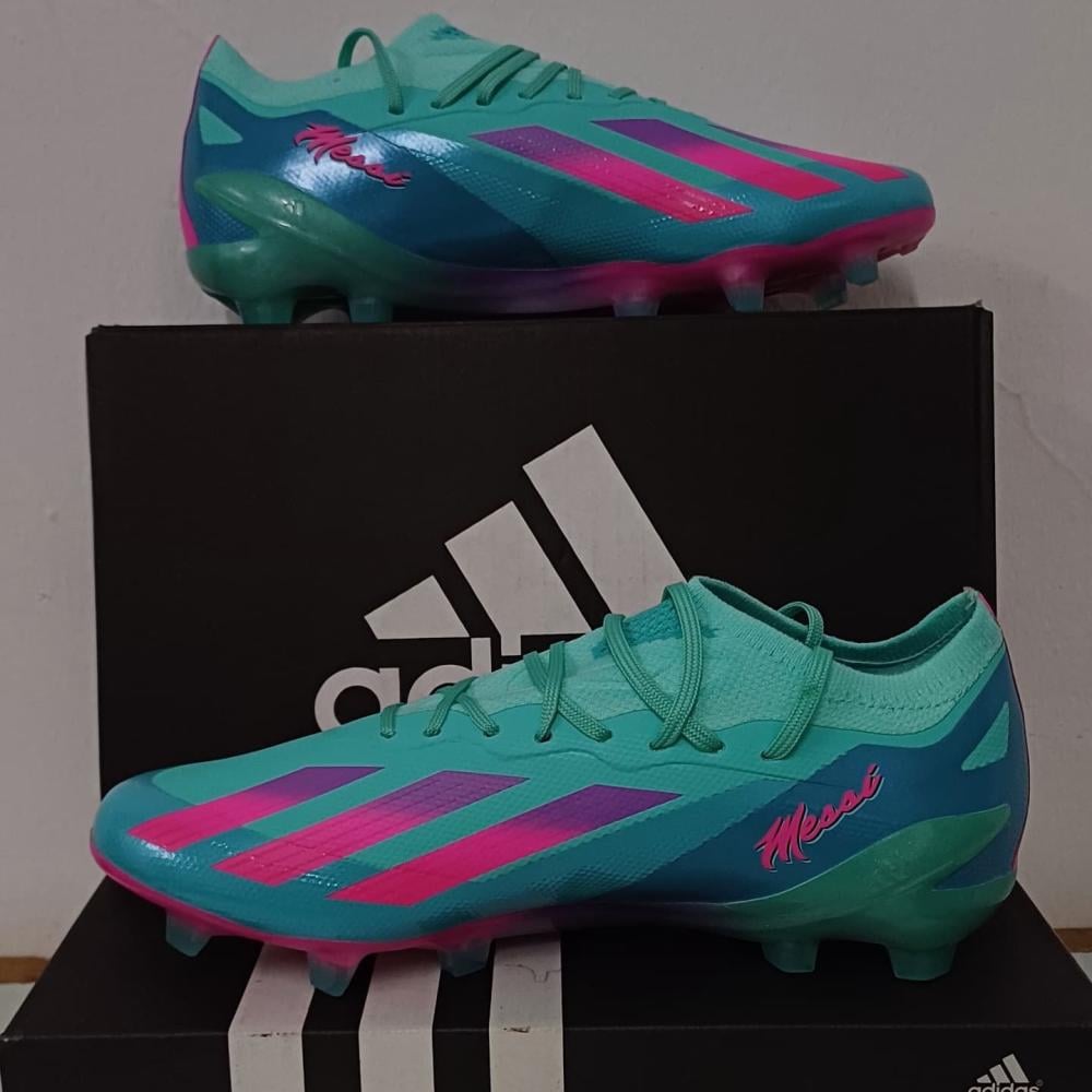 أحذية adidas يوفر الدعم الذي تحتاجه للسيطرة على الملعب.مريح حذاء كرة القدم سهل الارتداء هذا يتميز بجودة عالية من الجلد المبطن مع هيكل خفيف الوزن الجلد الصناعي في المقدمة ناعم ومريح، مما يسمح للاعبين بالبقاء رشيقين والتحرك بسرعة طوال اللعب adidas