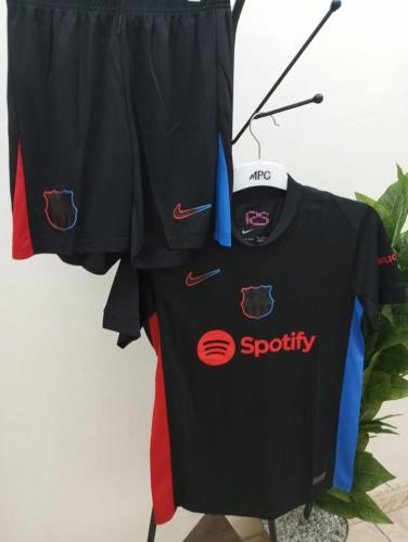طقم برشلونه الأسود 2025