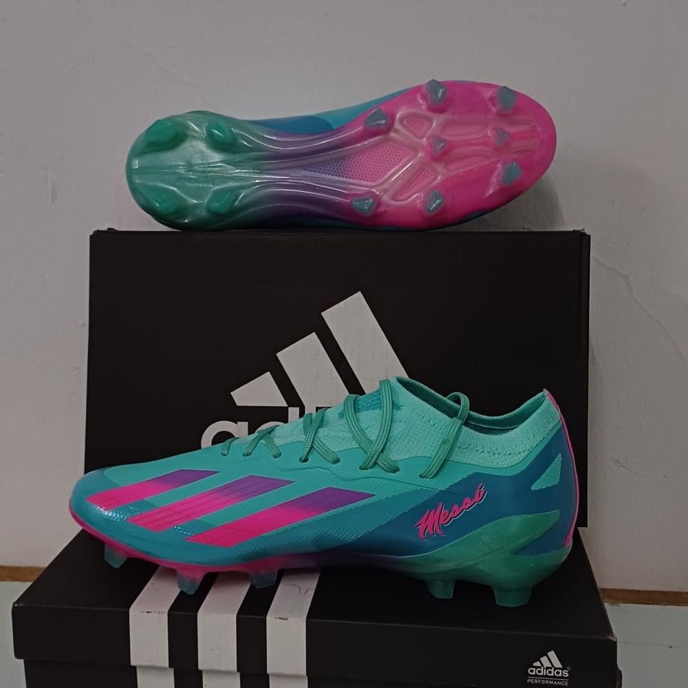 أحذية adidas يوفر الدعم الذي تحتاجه للسيطرة على الملعب.مريح حذاء كرة القدم سهل الارتداء هذا يتميز بجودة عالية من الجلد المبطن مع هيكل خفيف الوزن الجلد الصناعي في المقدمة ناعم ومريح، مما يسمح للاعبين بالبقاء رشيقين والتحرك بسرعة طوال اللعب adidas
