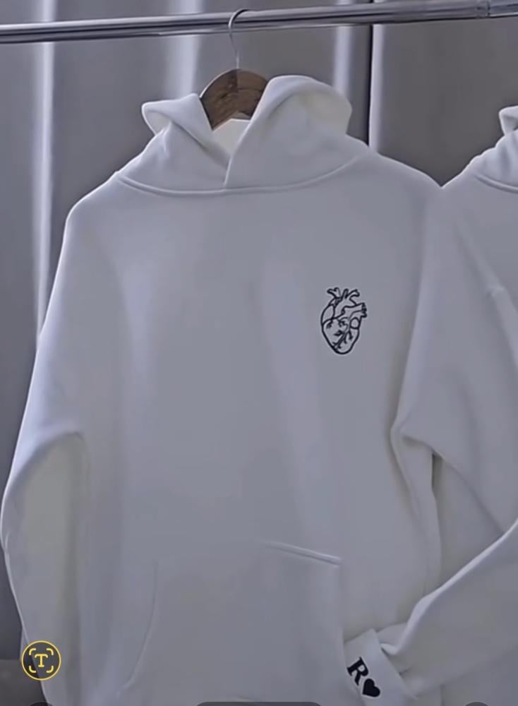 هودي القلب مطرز بحروف مخصصة مخفيه بالكم