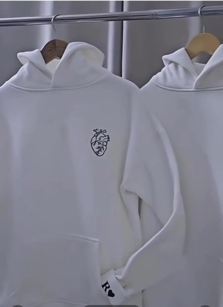 هودي القلب مطرز بحروف مخصصة مخفيه بالكم
