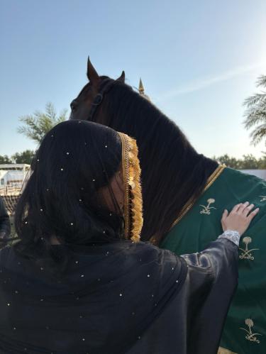 طرحة التأسيس بطرف هدب ذهبي