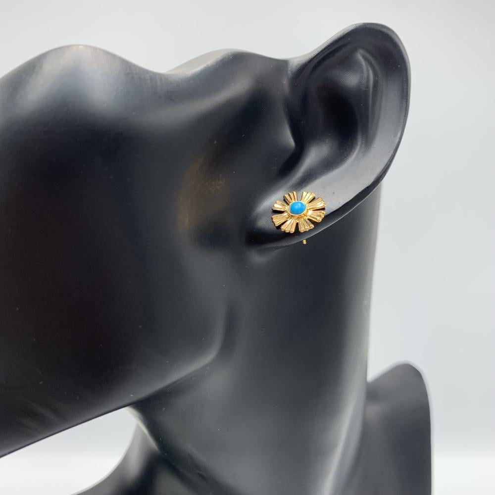 حلق بحريني ذهب عيار 21 بتصميم زهرة مع فص فيروزي - وزن 1.24 جرام | لمسة أنثوية ناعمة تبرز جمالك اليومي