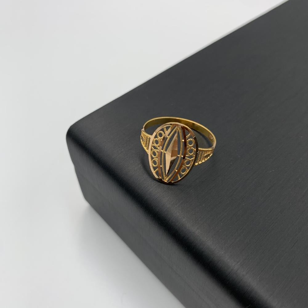 خاتم بحريني ذهب عيار 21 – تصميم بيضاوي مفرغ بزخارف دائرية أنيقة – الوزن 1.08 جرام | لمسة فنية تجمع بين الرقي والبساطة
