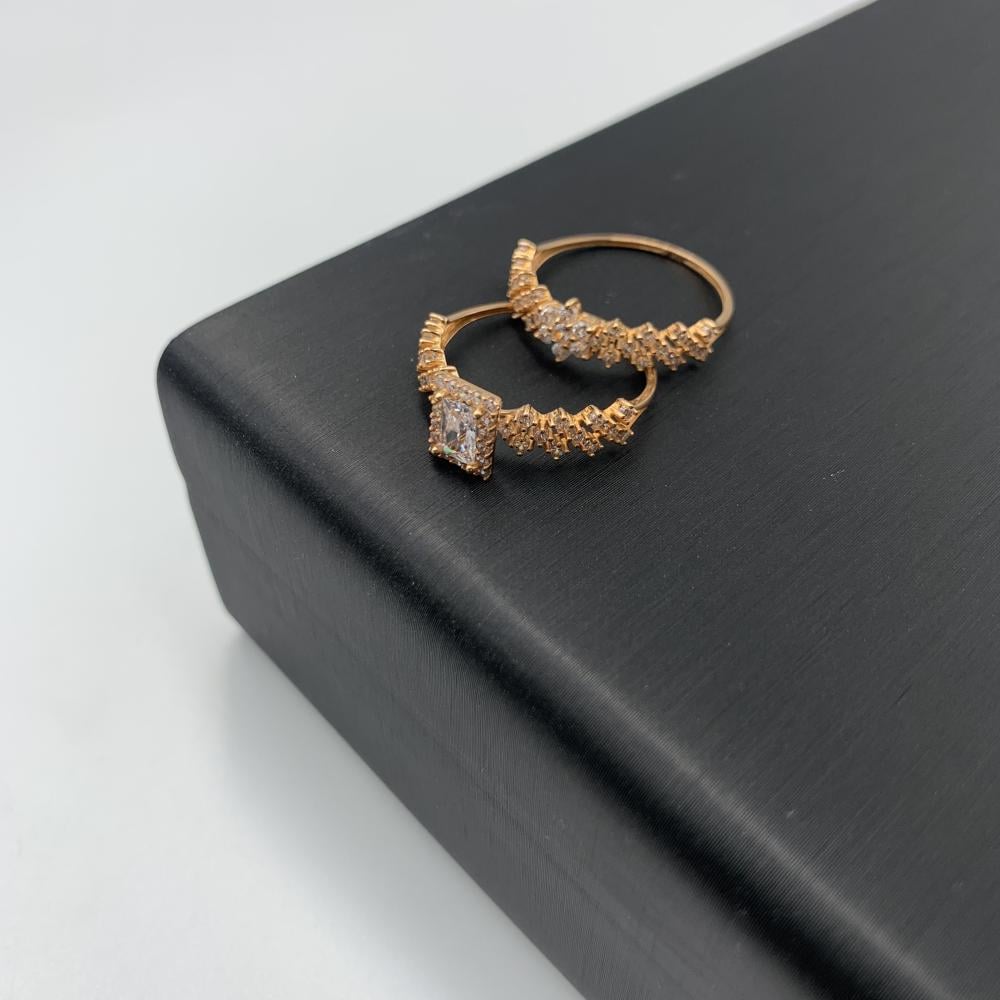 خاتم تونز ذهب عيار 21 – طقم مزدوج بتصميم ملوكي مرصع بفص مركزي طويل وفصوص جانبية براقة – الوزن 2.38 جرام | فخامة استثنائية لإطلالة لا تُنسى