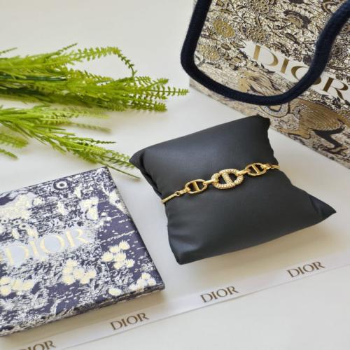 أسوارة انيقة من ماركة ديور Dior