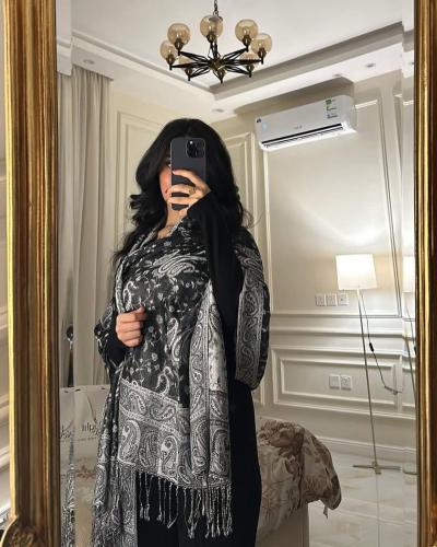 شال كشميري اللون ابيض واسود