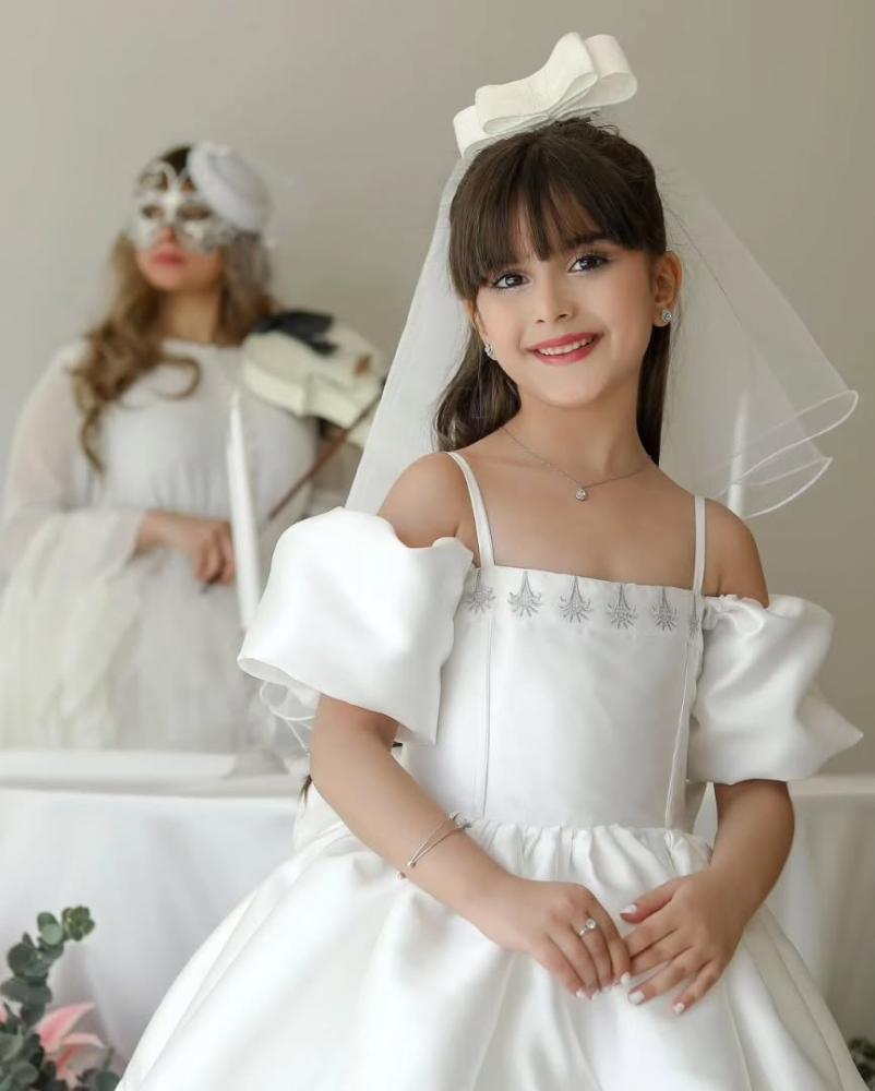 فستان مزين بالورود بتصميم أميرة الأحلام