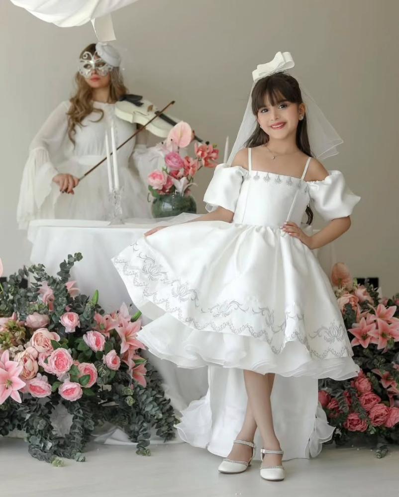 فستان مزين بالورود بتصميم أميرة الأحلام