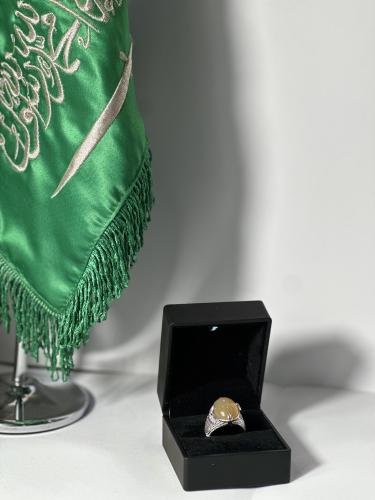 خاتم مرصع بحجر العقيق اليماني الأصفر الطبيعي .
