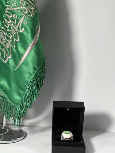 خاتم مرصع بحجر الفلورايت الصناعي المضئ.
