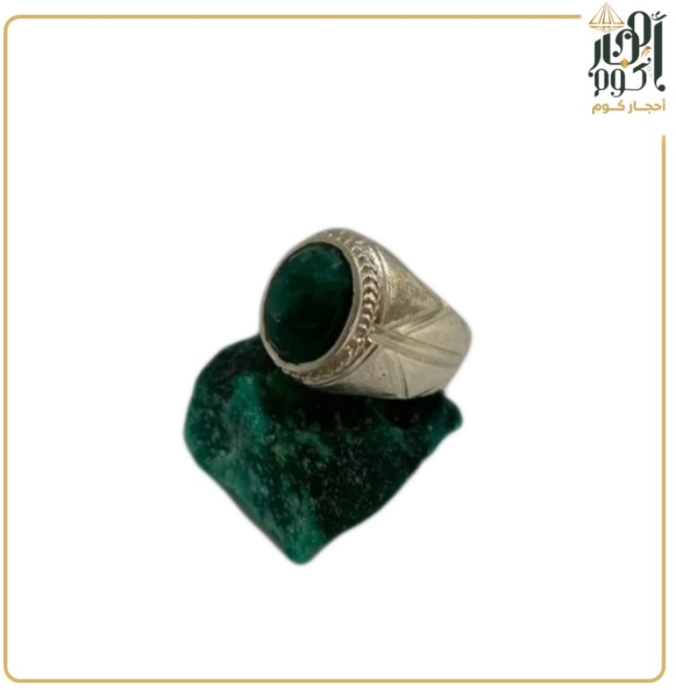 متجر لبيع حجر الزمرد الطبيعي