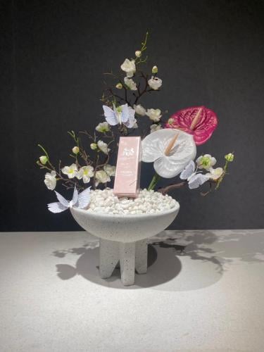 عطر شعر نسائي ديلينا Delina بفازة رخامية تنسيق ورد...